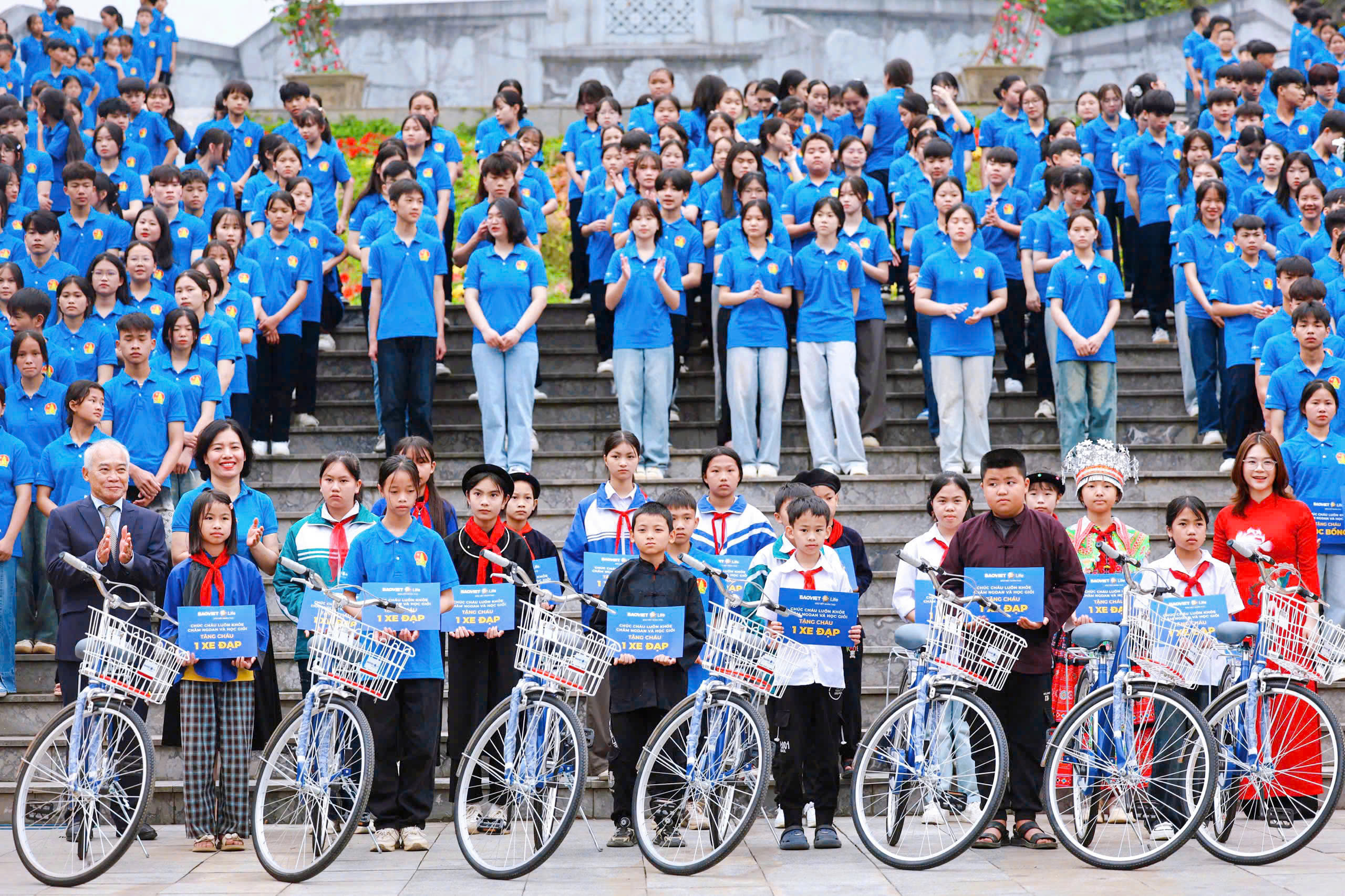 Bao Viet Nhan tho trao qua tang